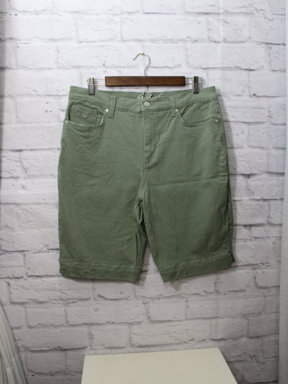 Gloria Vanderbilt 12P Sage Green All Around Slimming Effect Bermuda Shorts